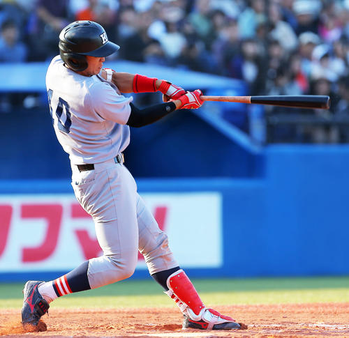8回表慶大1死、左越えソロ本塁打を放つ慶大・郡司（撮影・河田真司）