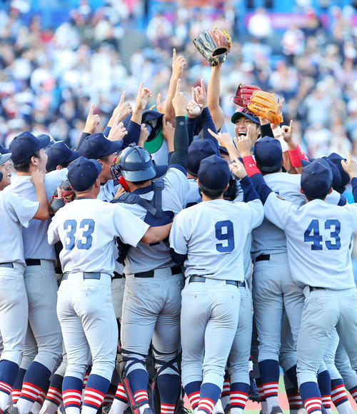 優勝を決めた慶大ナインはマウンドに集まり喜びを爆発させる（撮影・河田真司）