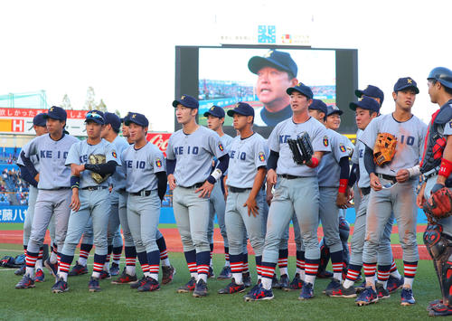 大久保監督の勝利インタビューを側で見守る慶大ナイン（撮影・河田真司）