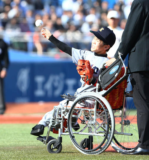 始球式を務めた田村君（撮影・河田真司）
