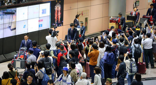 ファンが待ち受ける中、台湾の桃園国際空港に到着した侍ジャパンの選手たち（撮影・垰建太）