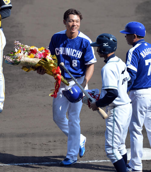 通算1000安打を達成し、花束を手に笑顔を見せる中日大島（2017年4月30日）
