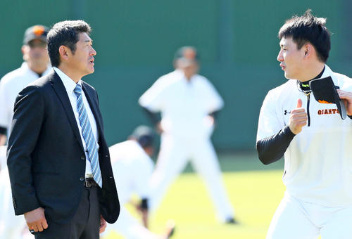 巨人丸佳浩（右）を指導する石井琢朗野手総合新コーチ（2019年11月1日撮影）