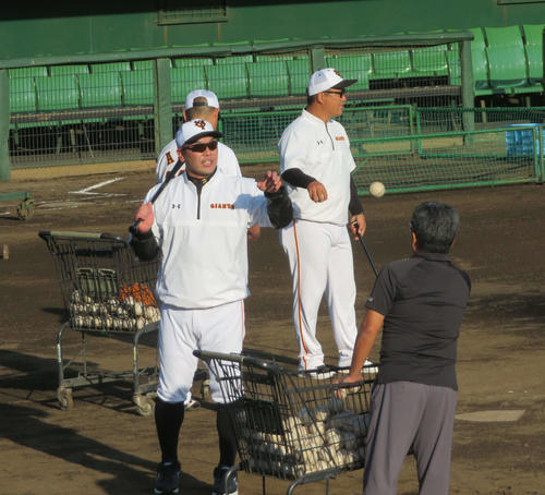 秋季練習でノックを打つ阿部2軍新監督（手前）と村田2軍野手総合コーチ（撮影・湯本勝大）