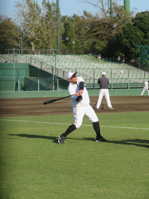 秋季練習　ノックで飛球を打つ阿部慎之助2軍新監督（撮影・湯本勝大）