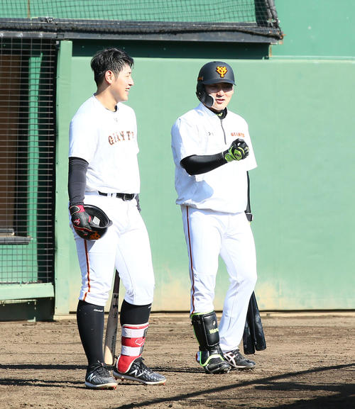 練習中、笑顔を見せる巨人丸（右）と岡本（撮影・足立雅史）