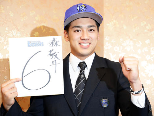 DeNAと仮契約を結んだ桐蔭学園・森は、決定した背番号「6」を色紙に記し笑顔でガッツポーズ（撮影・浅見桂子）