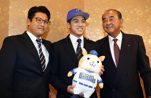 DeNAと仮契約を結んだ桐蔭学園・森（中央）は、吉田スカウト部長（右）と稲峰スカウト（左）と笑顔で記念撮影（撮影・浅見桂子）