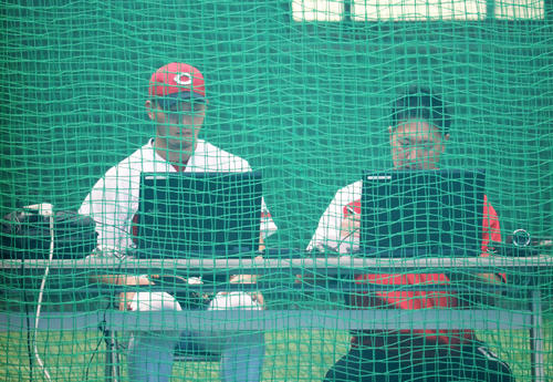 パソコンで自分の投球映像を確認する広島薮田（左）。右は吉年スコアラー（撮影・前原淳）