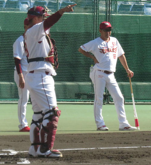 守備練習を見つめる楽天三木監督（右）