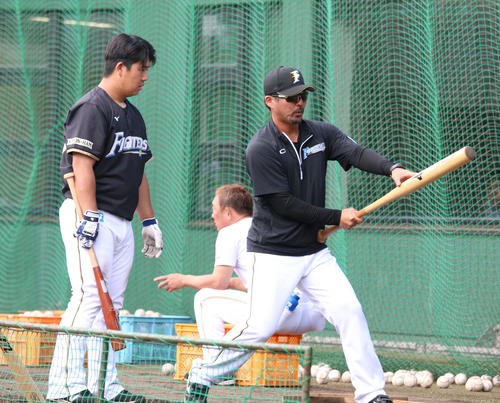 日本ハム横尾に打撃指導する小笠原ヘッドコーチ兼打撃コーチ（右）（撮影・木下大輔）