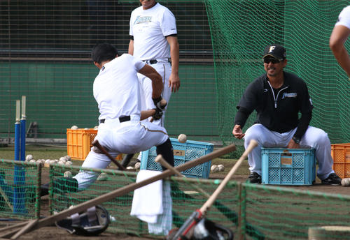 日本ハム石井にトスを上げる小笠原ヘッドコーチ兼打撃コーチ（右）（撮影・木下大輔）