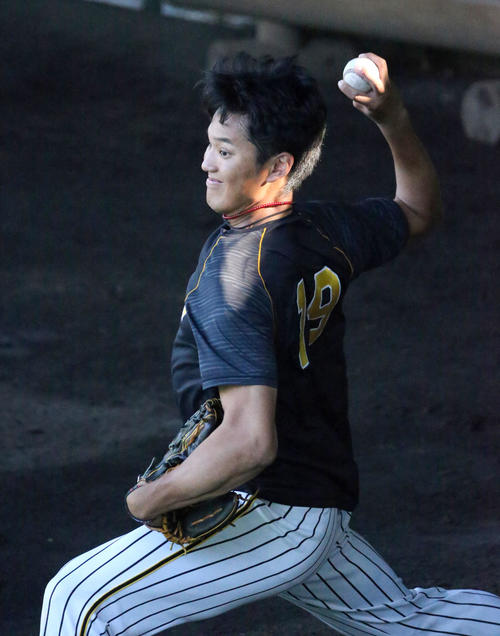 ブルペンで投球する藤浪（撮影・上山淳一）