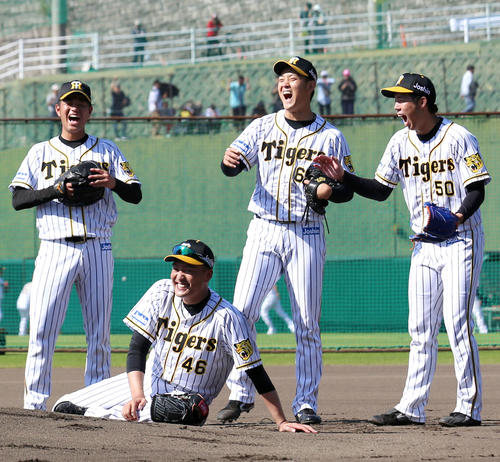 投内連係で笑顔を見せる、左から高橋遥、秋山、望月、青柳（撮影・上山淳一）