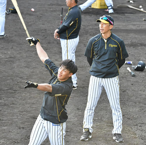植田（左）のロングティーを見つめる矢野監督（撮影・清水貴仁）