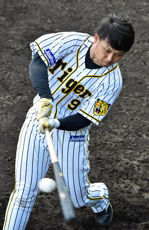 ロングティーを行う高山俊（撮影・清水貴仁）