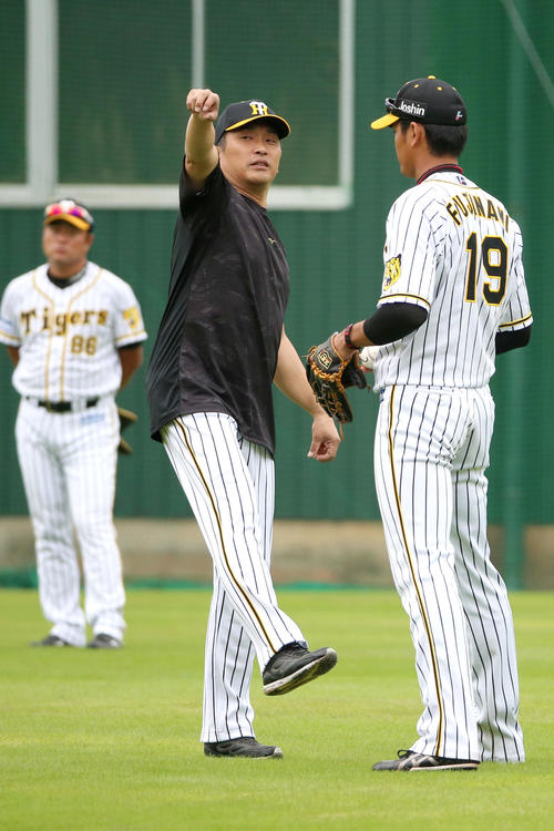 キャッチボールする藤浪（右）を指導する山本昌臨時コーチ（撮影・上山淳一）