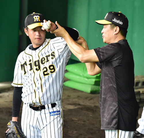 ブルペンで高橋遥人（左）を指導する山本昌臨時コーチ（撮影・清水貴仁）