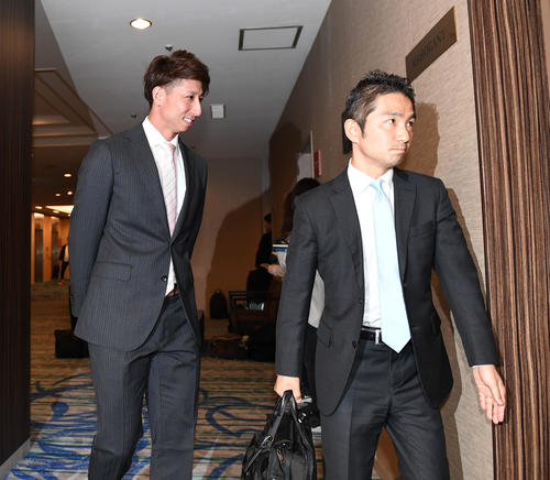 西武渡辺久信GMとFA交渉するため部屋を訪れるソフトバンク福田秀平（撮影・今浪浩三）