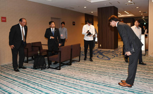 FA宣言し交渉を終えた福田秀平（右）は、西武渡辺久信GM（左）に深々とあいさつし引き揚げる（撮影・今浪浩三）