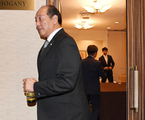 FA宣言した福田秀平（右奥）との交渉を終えた西武渡辺久信GM（撮影・今浪浩三）