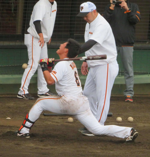阿部2軍新監督（奥）の指導に思わず悲鳴を上げる巨人増田陸（撮影・湯本勝大）