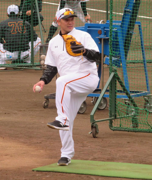 秋季練習で打撃投手を務める巨人阿部2軍新監督（撮影・湯本勝大）