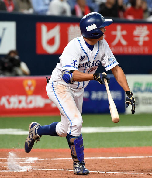 大阪ガス対三菱自動車岡崎　8回裏大阪ガス1死三塁、小深田は左犠飛を放つ（撮影・前岡正明）