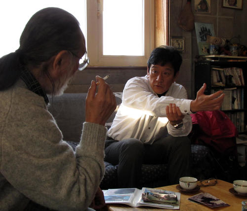 15年1月、栗山監督（右）はヒグマ猟師・久保氏と熱くトーク