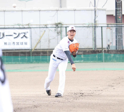 キャッチボールをするロッテ二木（撮影・久永壮真）