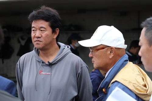 BCリーグトライアウトを視察する神奈川の山下GM（右）と鈴木監督（撮影・金子真仁）