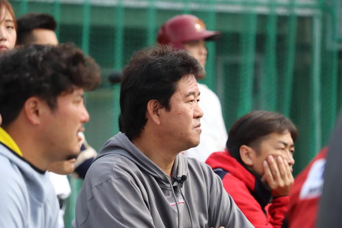 BCリーグのトライアウトを視察する神奈川の鈴木監督（中央）（撮影・金子真仁）