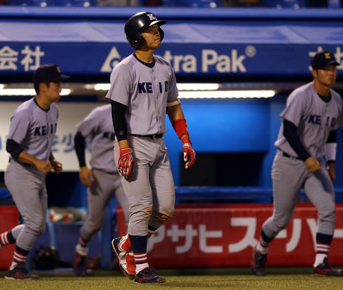早大対慶大　早大に敗れて全勝優勝を逃し、肩を落とす郡司（中央）ら慶大ナイン（撮影・大野祥一）