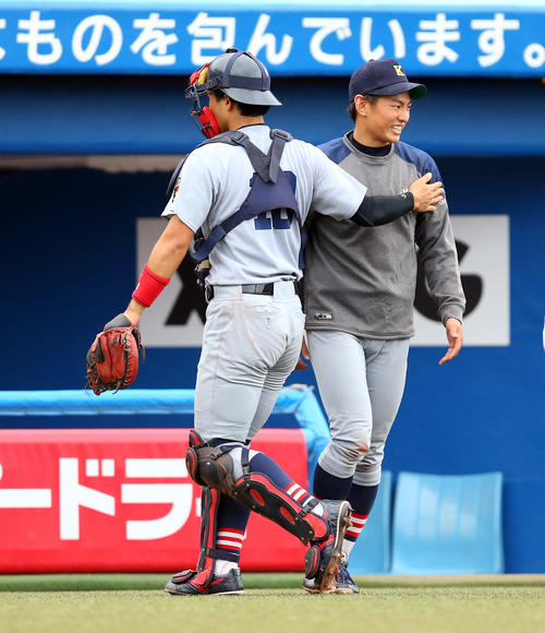 早大対慶大　4回裏早大攻撃終了時、3回3失点で降板した慶大・森田晃（右）をなぐさめる郡司（撮影・大野祥一）