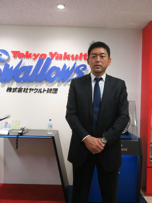 斎藤氏はヤクルトの球団事務所を訪れ来季の1軍投手コーチとして契約した