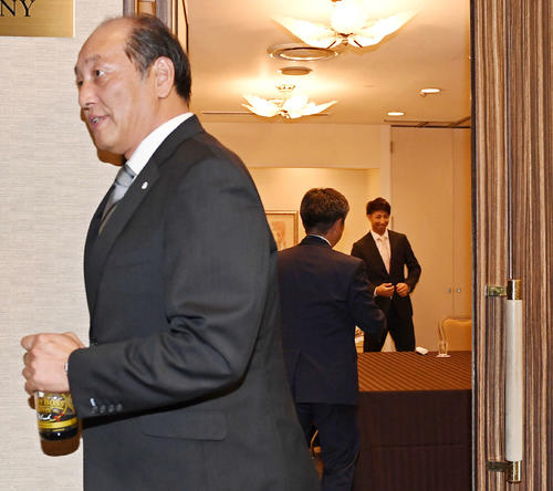西武渡辺GM（手前）とのFA交渉を終えて笑顔を見せるソフトバンク福田（右奥）（撮影・今浪浩三）