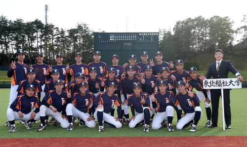 3季ぶりに新人戦で優勝した東北福祉大ナイン（撮影・相沢孔志）