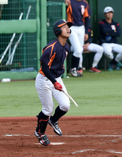 仙台大対東北福祉大　延長10回裏東北福祉大1死満塁でサヨナラの右犠飛を放つ杉沢（撮影・相沢孔志）