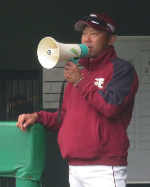 紅白戦でベンチから拡声器を使って指示を送る楽天三木監督（撮影・桑原幹久）