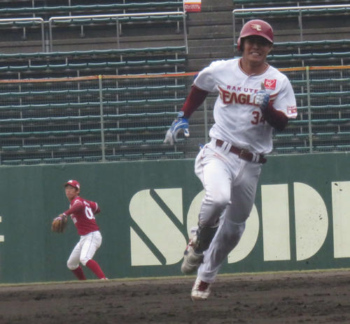 紅白戦の3回裏無死満塁、白組の楽天山崎は右中間を破る走者一掃の適時打を放ち、三塁を狙う（撮影・桑原幹久）