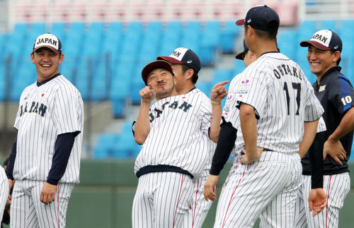 練習前、丸（右から3人目）におどけたポーズをとる菊池（同4人目）（撮影・垰建太）