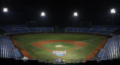 照明がついた桃園国際球場（撮影・垰建太）