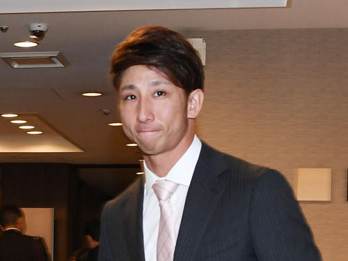 西武とのFA交渉を終え引き揚げるソフトバンク福田（撮影・今浪浩三）
