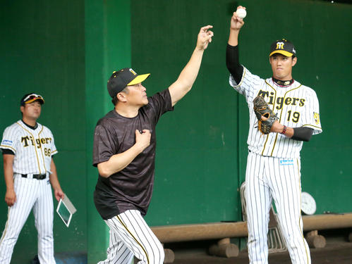 藤浪（右）を指導する山本昌臨時コーチ（撮影・上山淳一）
