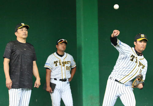 藤浪（右）の投球を見る山本昌臨時コーチ（撮影・上山淳一）