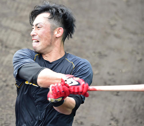 ロングティーを行う江越（撮影・清水貴仁）