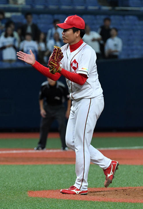 日本製鉄鹿島対日本生命　日本製鉄鹿島に完投勝利、喜ぶ日本生命・藤井（撮影・前岡正明）