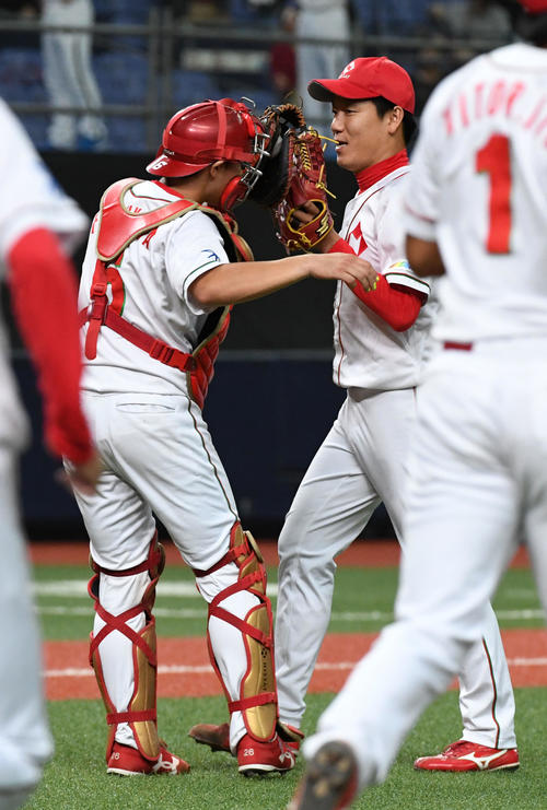 日本製鉄鹿島対日本生命　完投勝利を挙げた日本生命・藤井（右）は古川と笑顔でタッチする（撮影・前岡正明）