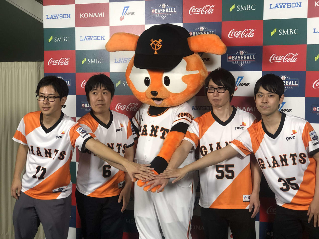 開幕戦で3連勝し、首位に立った巨人。左から坂東秀憲、高川健、ジャビット、吉田友樹、舘野弘樹