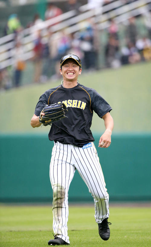 個別練習で笑顔を見せる近本（撮影・上山淳一）